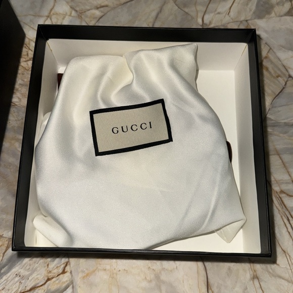 Authentic Gucci Belt Reversible - Picture 3 of 13